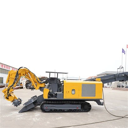 Rezkalni stroj za rudnik premoga je opremljen s hitro spojko, žlica in rezkalna glava pa sta zamenljivi med gradnjo kamnitih tunelov